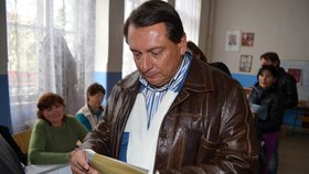 Jiří Paroubek si prohlíží obálku s volebními lístky
