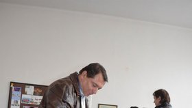 Jiří Paroubek splnil svou volební povinnost v okrsku v Teplicích
