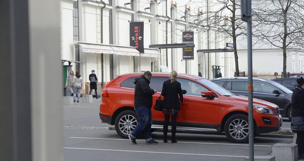 Petra Paroubková je neustále obklopena bodyguardy.