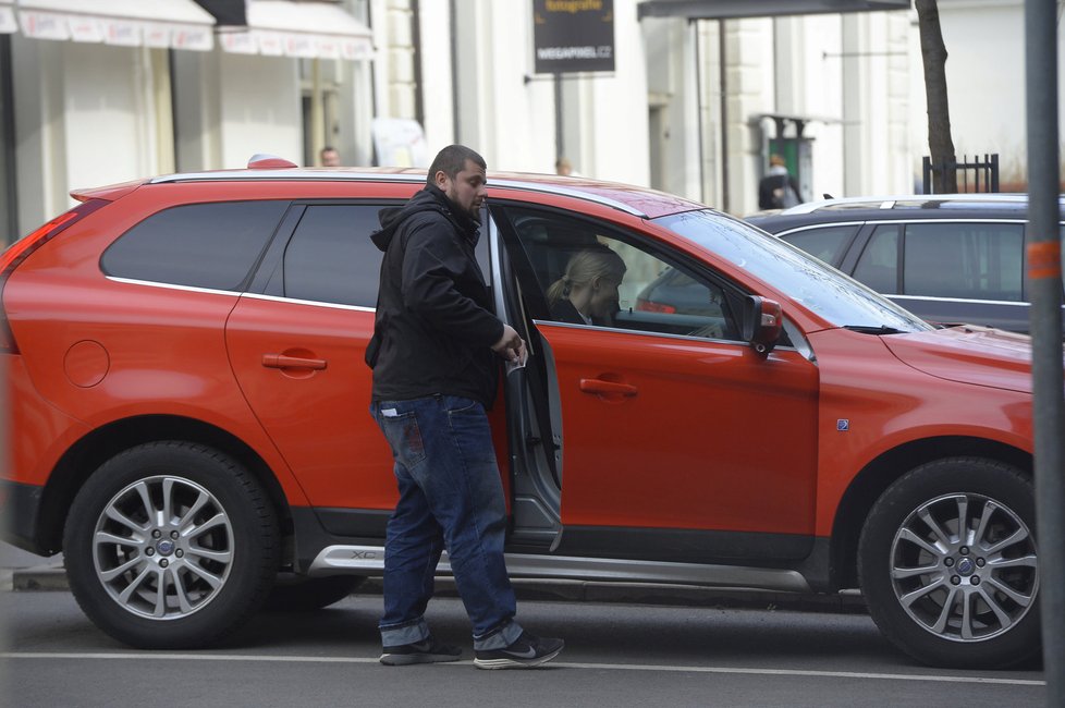 Dobře rostlý bodyguard doprovázel ženu expremiéra na každém kroku.