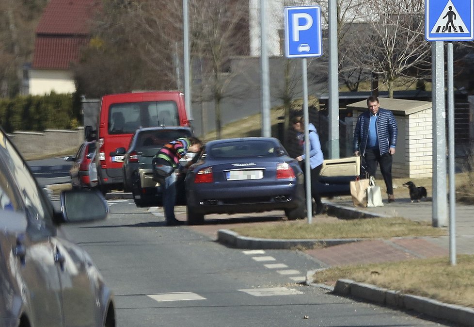 4. března 2017, 12:00:Praha-Velká Chuchle - K domu přijíždějí Paroubkův syn a jeho partnerka.