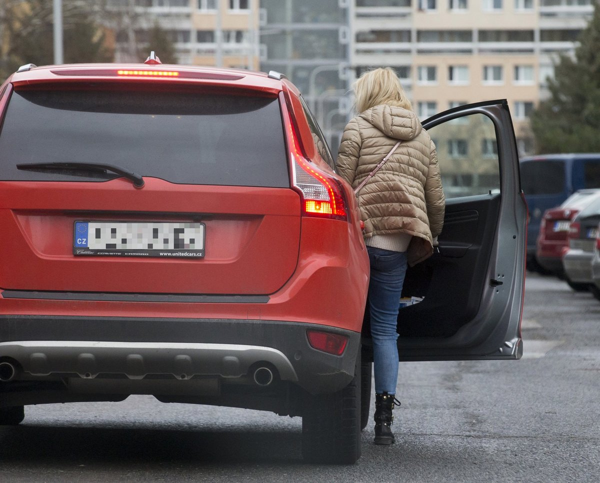 Petra Paroubková nasedá do auta, které řídí její bodyguard.