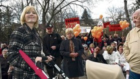 Paroubkova žena Petra se na mítinku v Teplicích postavila i s kočárkem mezi něj a jeho odpůrce jako živý štít