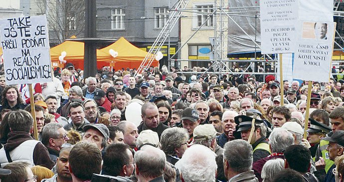 Potyčky v davu museli řešit strážníci