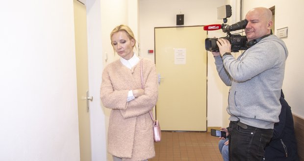 Petra Paroubková odchází od soudu. 