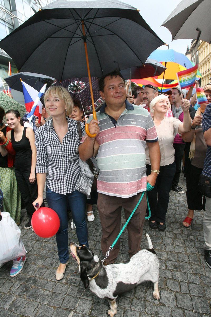 Jiří Paroubek s manželkou Petrou mezi gayi a lesbami. Že by budoucí voliči?