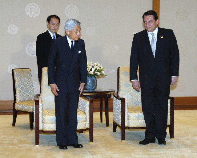 Jiří Paroubek v Japonsku v roce 2005: S císařem Akihitem