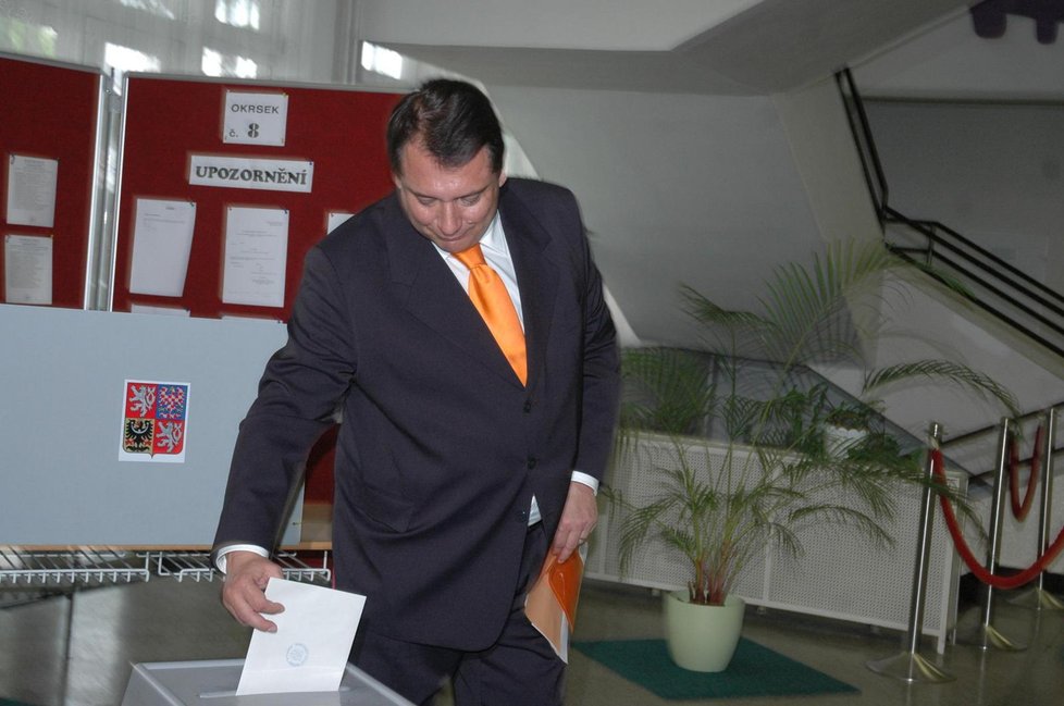 Volby do Poslanecké sněmovny v roce 2010: Jiří Paroubek odevzdal svůj hlas 28. května v Teplicích.