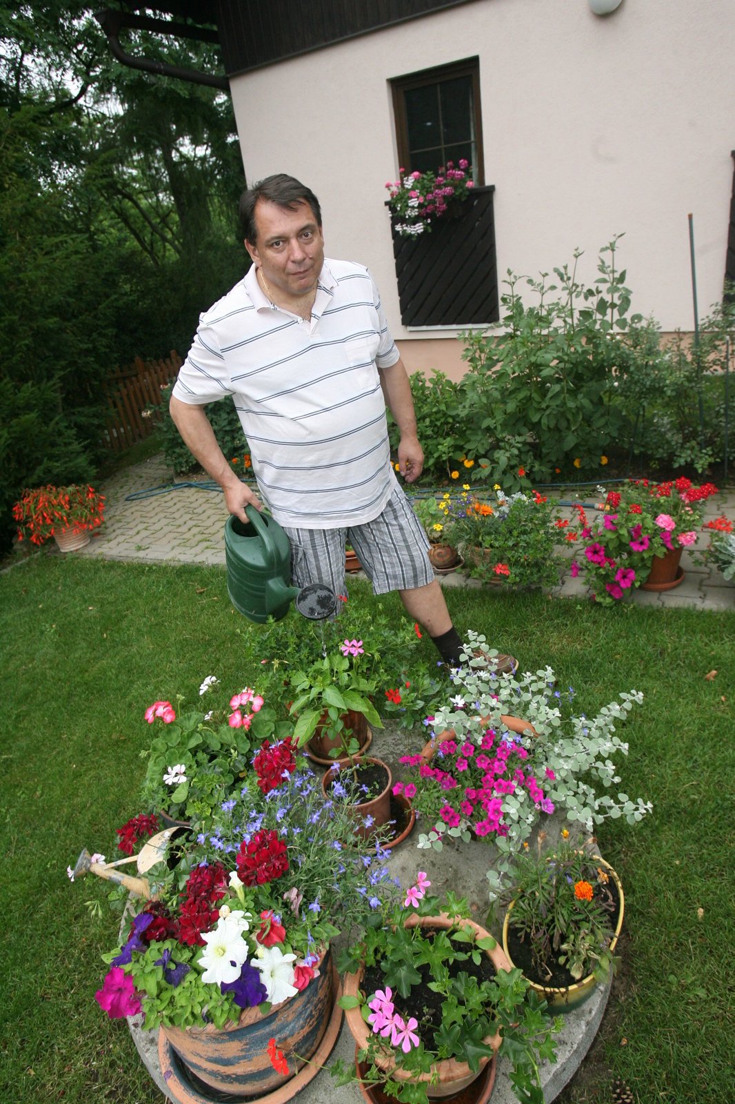 Je vášnivým zahradníkem.