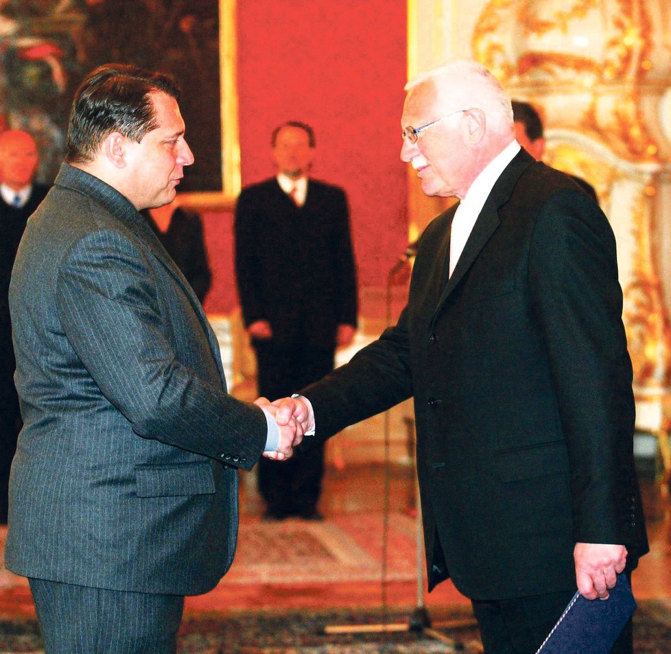 Duben 2005 - Prezident Klaus jmenoval Paroubka premiérem poté, co Stanislav Gross padl po aféře s financováním svého bytu