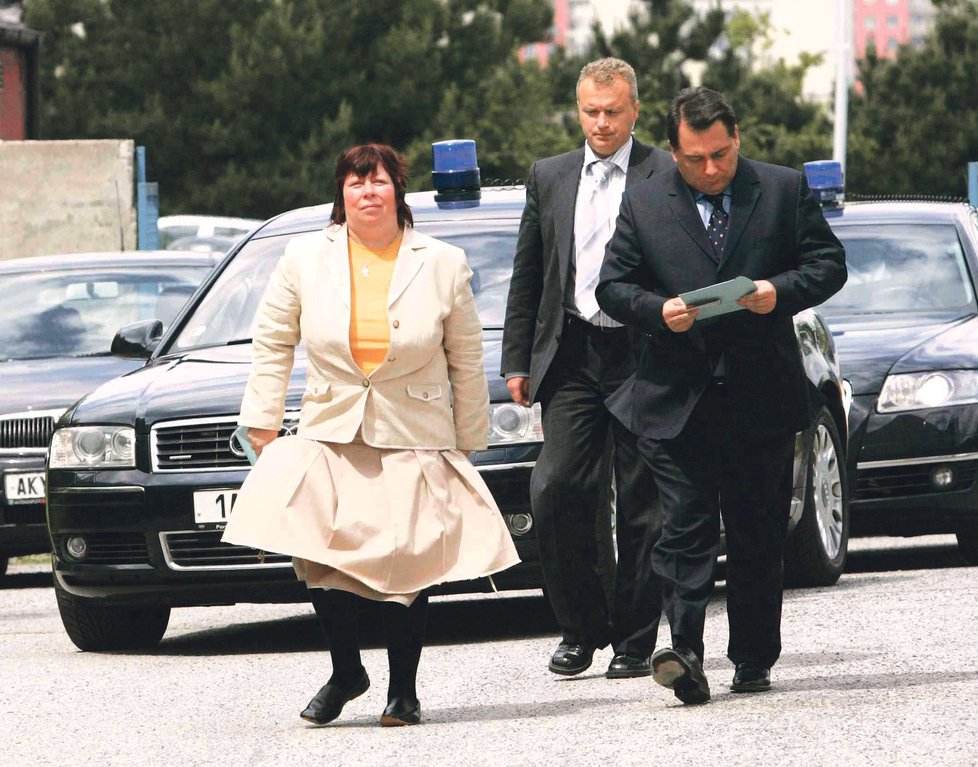 Červen 2006 - Paroubek s manželkou Zuzanou jdou volit, volby ale vyhrála ODS. Se Zuzanou se Paroubek za rok a čtvrt rozvedl kvůli milence Petře Kováčové.