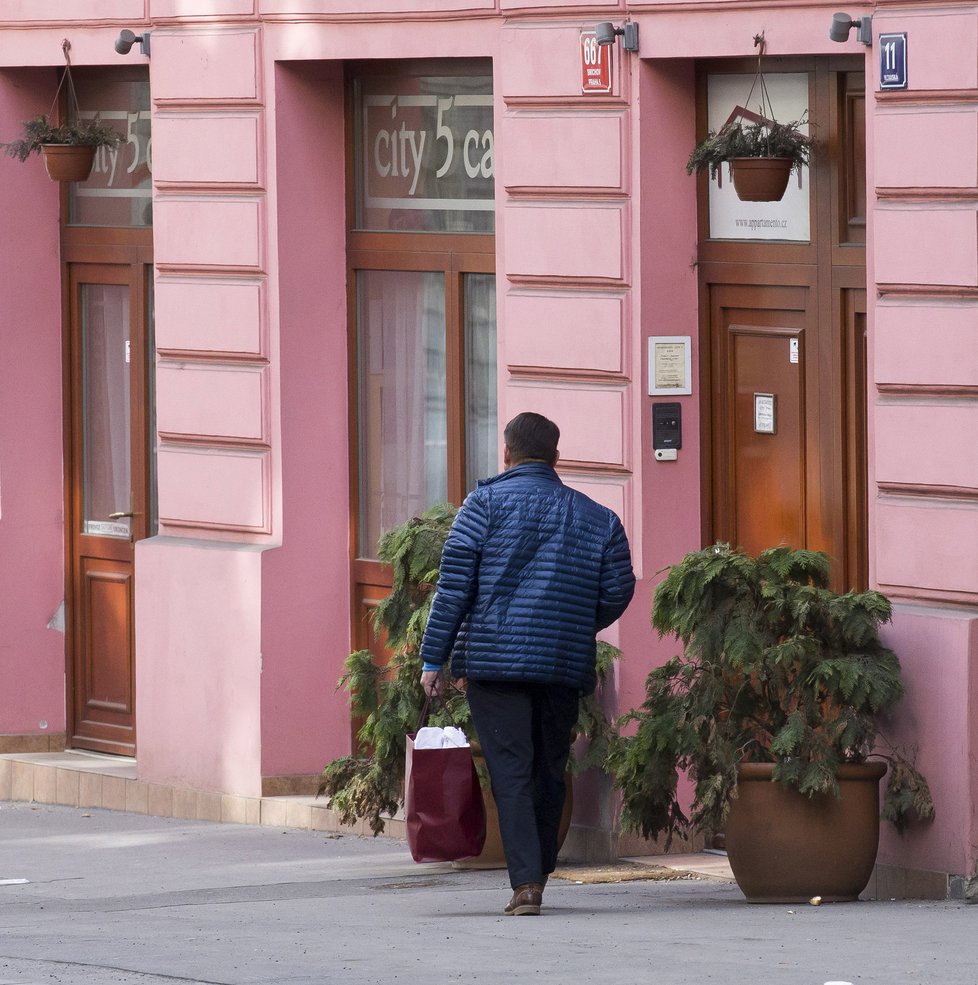 Život slaměného vdovce: Paroubek si po odchodu manželky nechává prát v hotelu. 