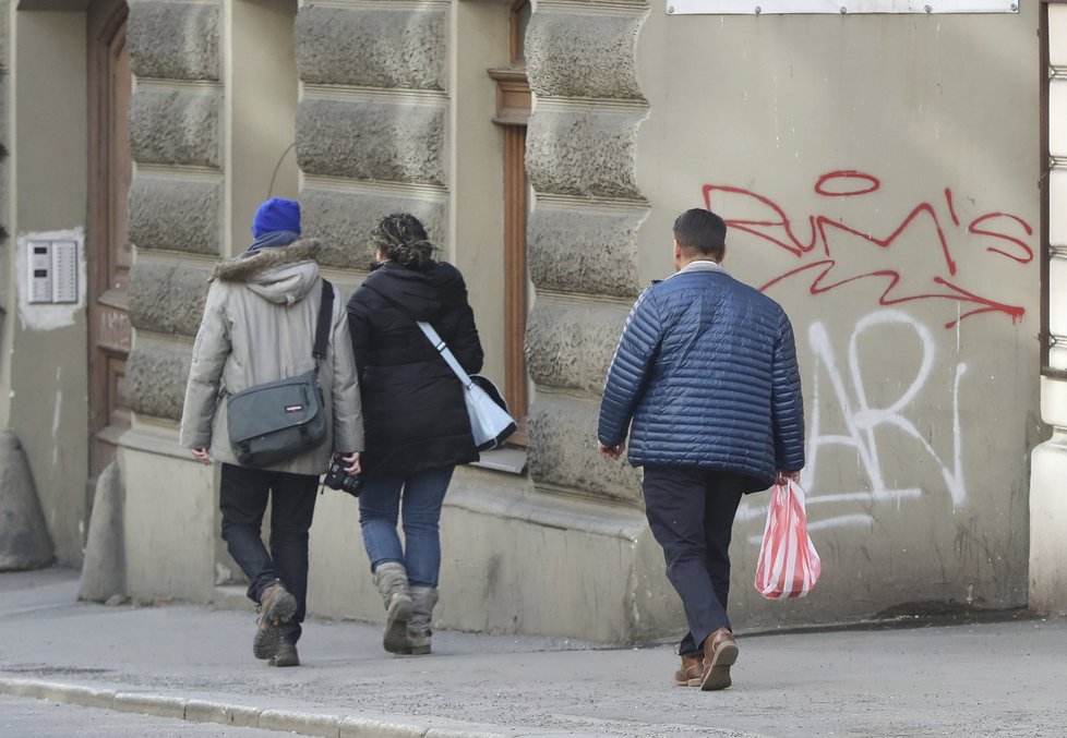 Život slaměného vdovce: Paroubek po odchodu manželky chodí na jídlo do restaurací.