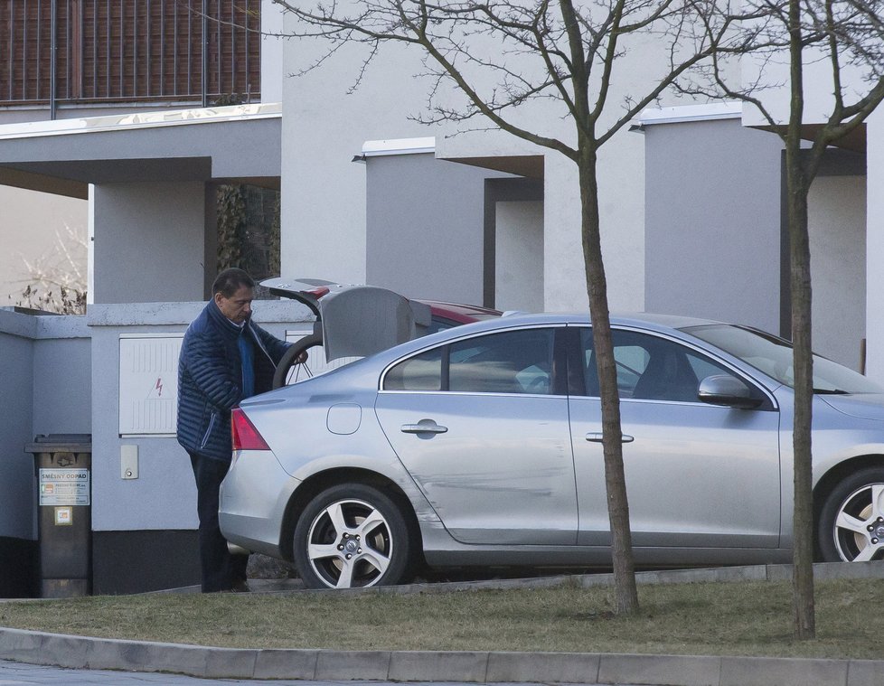 Život slaměného vdovce: Paroubek si po odchodu manželky nechává prát v hotelu a obědvá v restauracích.