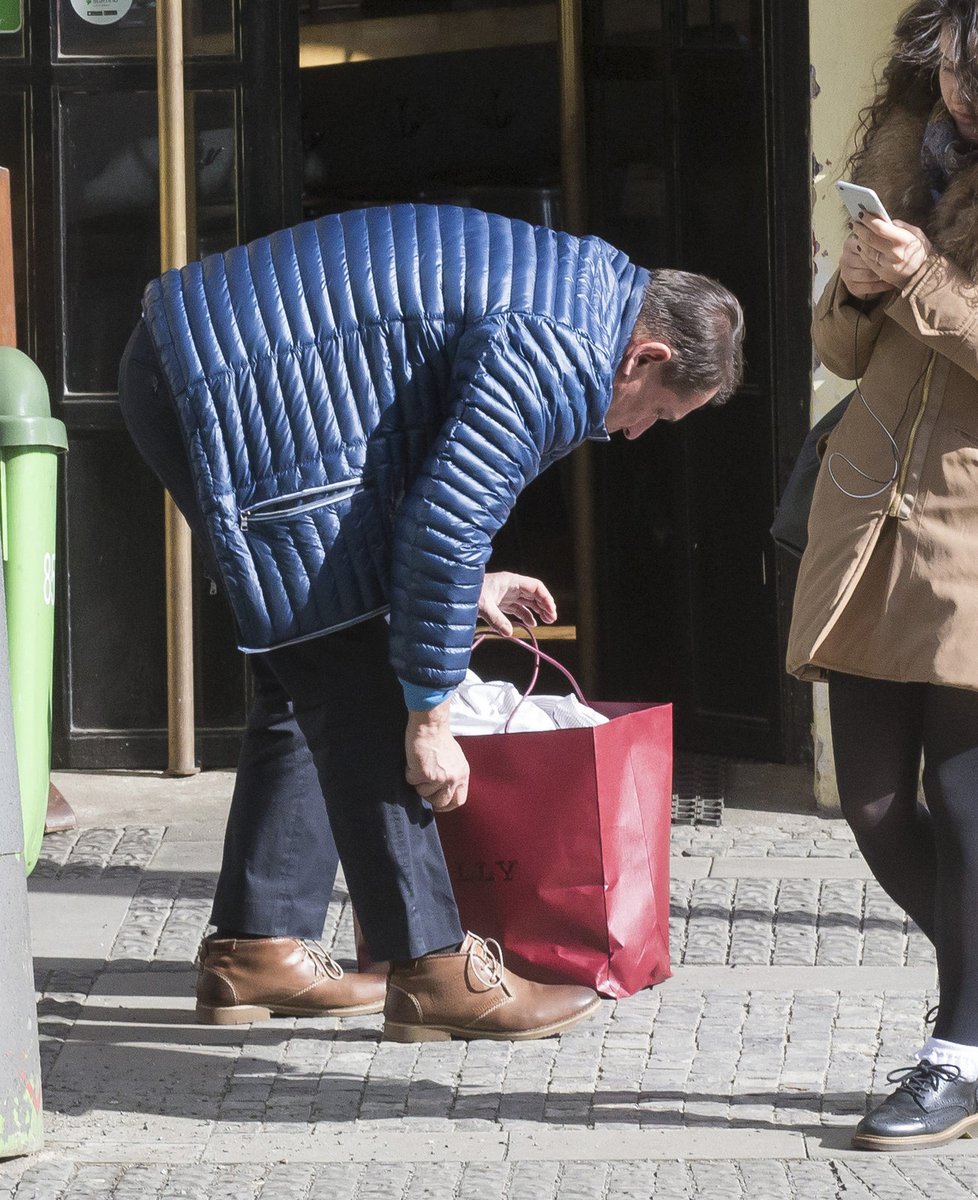 Život slaměného vdovce: Paroubek si po odchodu manželky nechává prát v hotelu.