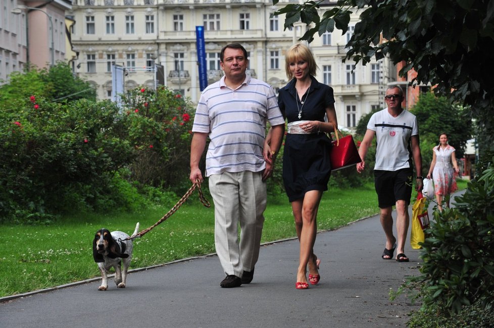 Jiří Paroubek a jeho manželka na lázeňské procházce