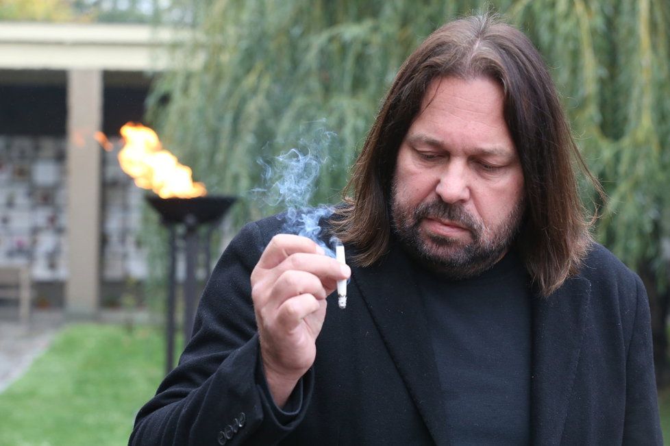 Jiří Pomeje s cigaretou