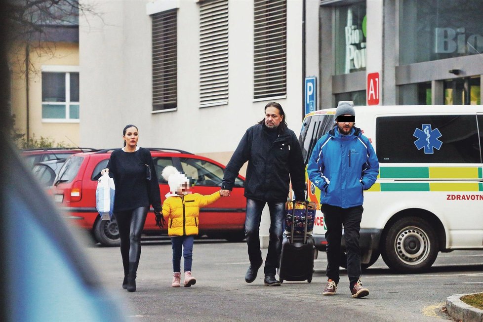 Jiří Pomeje po propuštění z nemocnice. Přišly pro něj manželka i s dcerkou. Domů si rodina vezla i řadu zdravotnických potřeb.