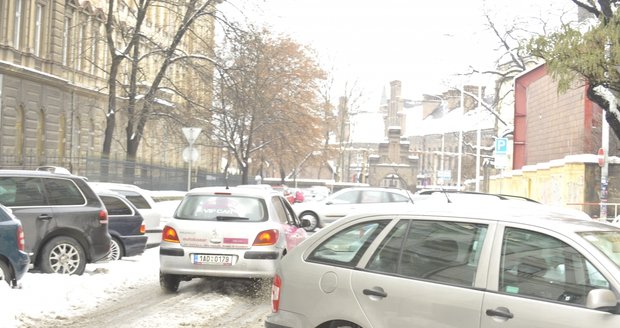 Jiří Pomeje je zřejmě z návratu k Ivetě Bartošové tak zmatený, že ani neví, kudy jezdí. Auta zaparkovaná v opačném směru, než Pomeje jel, mluví za vše