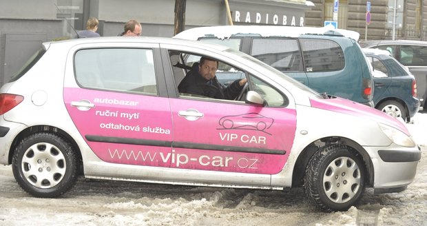 Jiří Pomeje vyjíždí.... Rozhlíží se, jestli je vzduch čistý, a šup do protisměru...