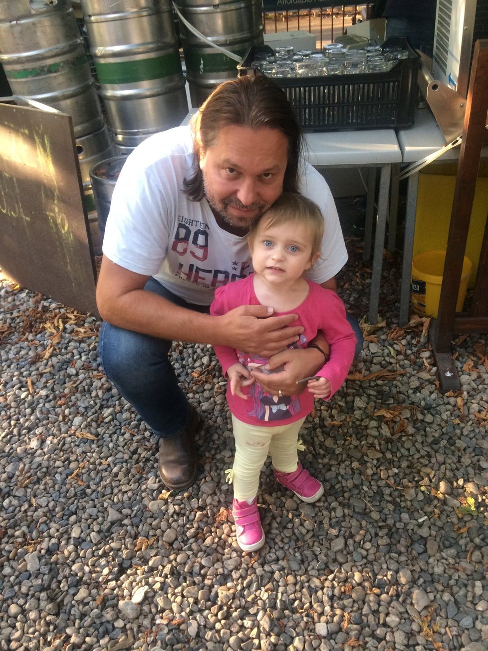 Andrea a Jiří Pomeje s dvouletou dcerou Aničkou vypadají jako šťastná rodinka.