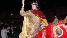 Jiří Pomeje v roli krále Jana Lucemburského zdravil v pátek v noci davy ze sedla koně