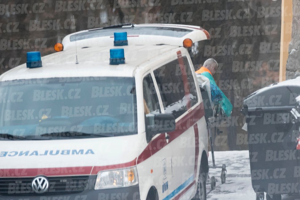 Převoz Jiřího Pomeje do sanatoria. Celou dobu u něj byla sestra Petra.