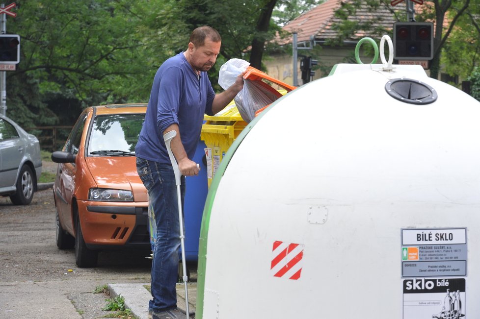 Jirka Pomeje se bez hůlky neobejde, ani když jde vyhodit odpadky.