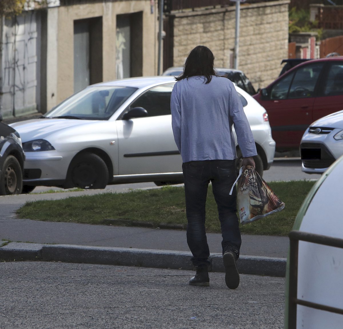 Jiří Pomeje bydlí dočasně u kamaráda. Často teď ale bloumá v ulicích s igelitkou v ruce.