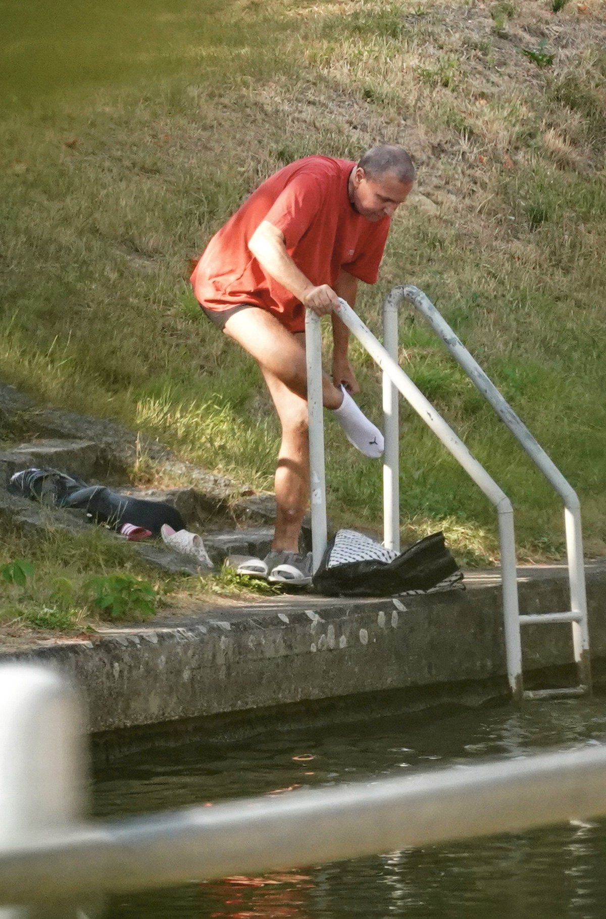 Pomeje se koupe v řece.