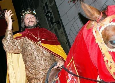 Jiří Pomeje v roli krále Jana Lucemburského zdravil v pátek v noci davy ze sedla koně.