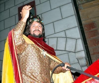 Jiří Pomeje v roli krále Jana Lucemburského zdravil v pátek v noci davy ze sedla koně.