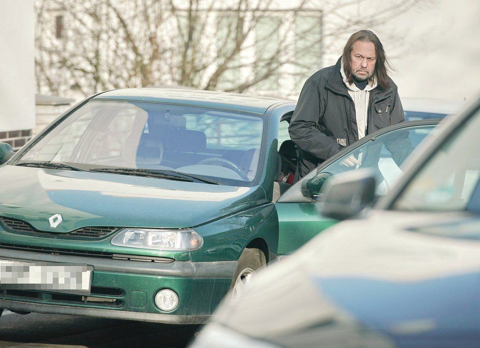 Jiří Pomeje řídí starý ojetý renault. Kam zmizel jeho luxusní bavorák?