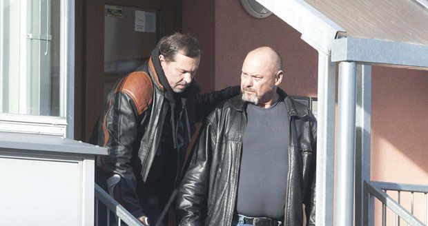 Jiří Pomeje míří s kamarádem Pavlem Páskem a svým otcem Jiřím Pomejem starším na vyšetření.