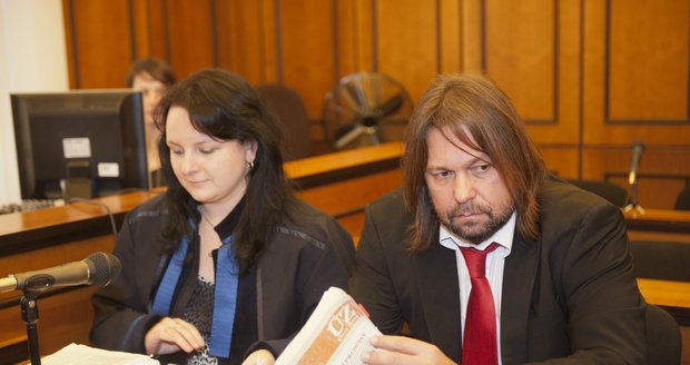 Jiří Pomeje u soudu s právničkou