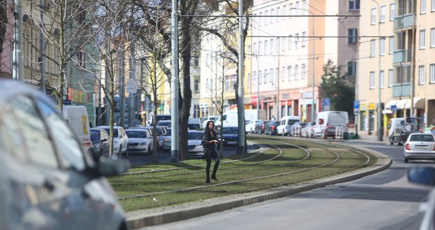 Andrea Pomeje bloudí po Břevnově v ulici, kde byl zrovna Jiří Pomeje v nonstop baru.