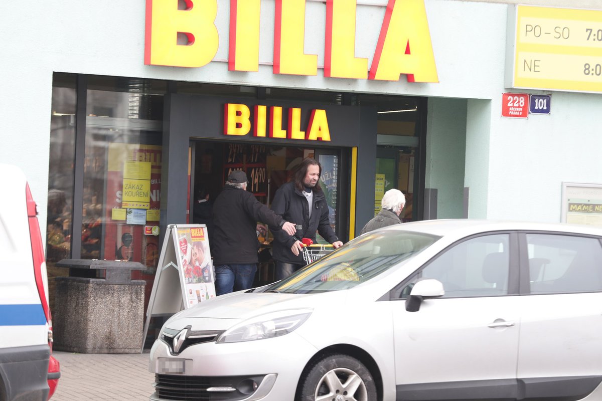 Jiří Pomeje se vydal nakupovat do potravin hned první den po propuštění z nemocnice.