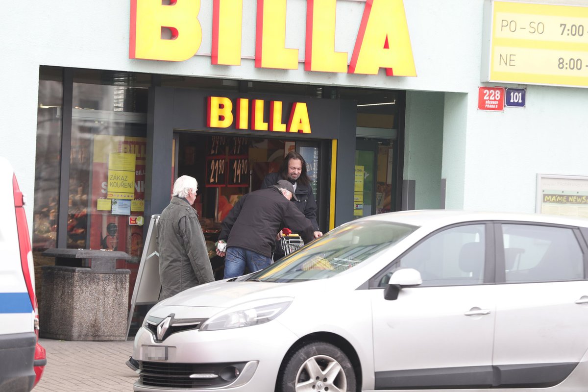 Jiří Pomeje se vydal nakupovat do potravin hned první den po propuštění z nemocnice.