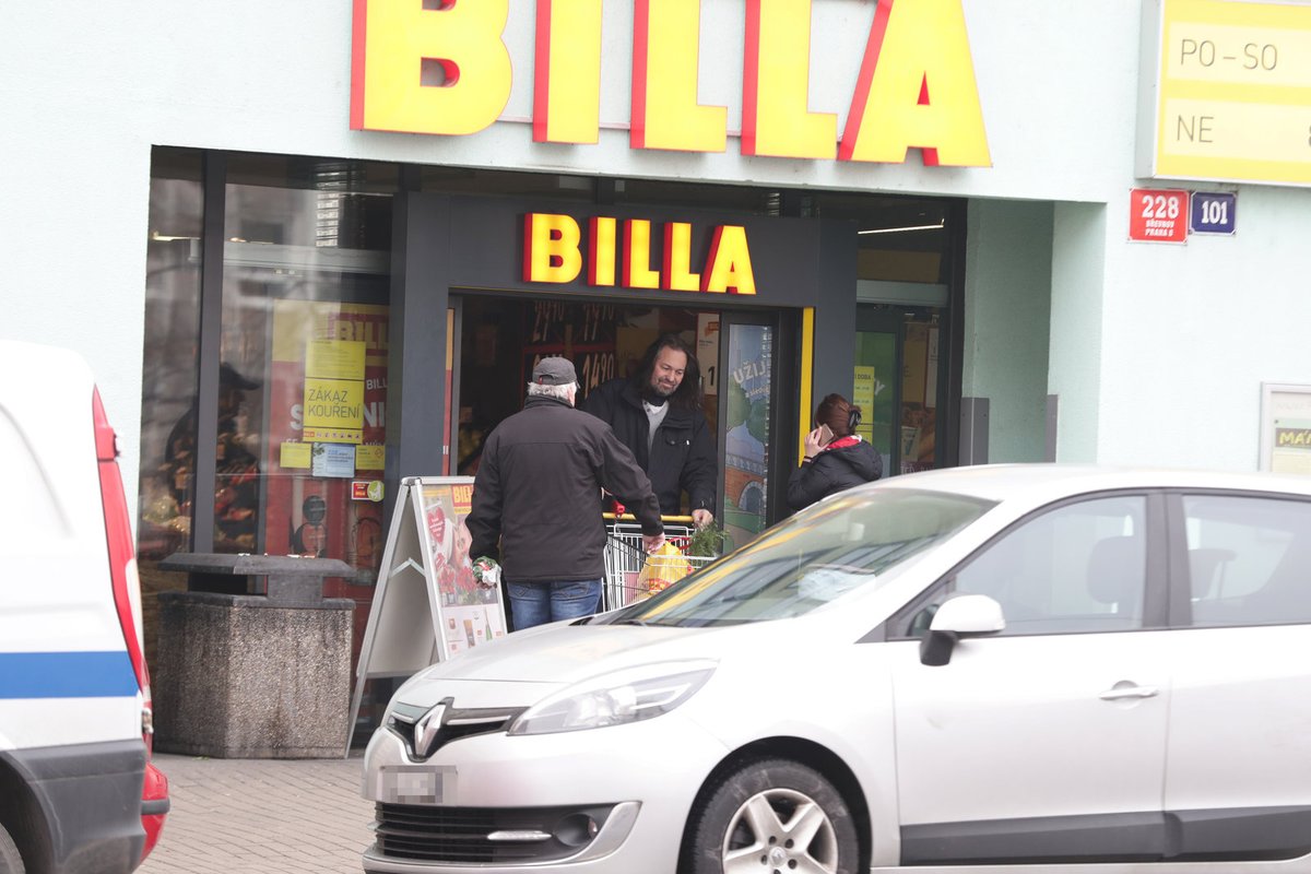 Jiří Pomeje se vydal nakupovat do potravin hned první den po propuštění z nemocnice.