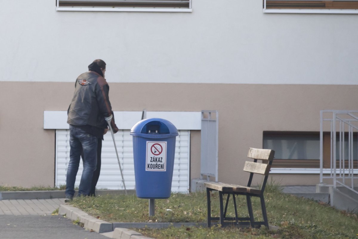 Jiří Pomeje míří s kamarádem Pavlem Páskem a svým otcem Jiřím Pomeje starším na vyšetření. 