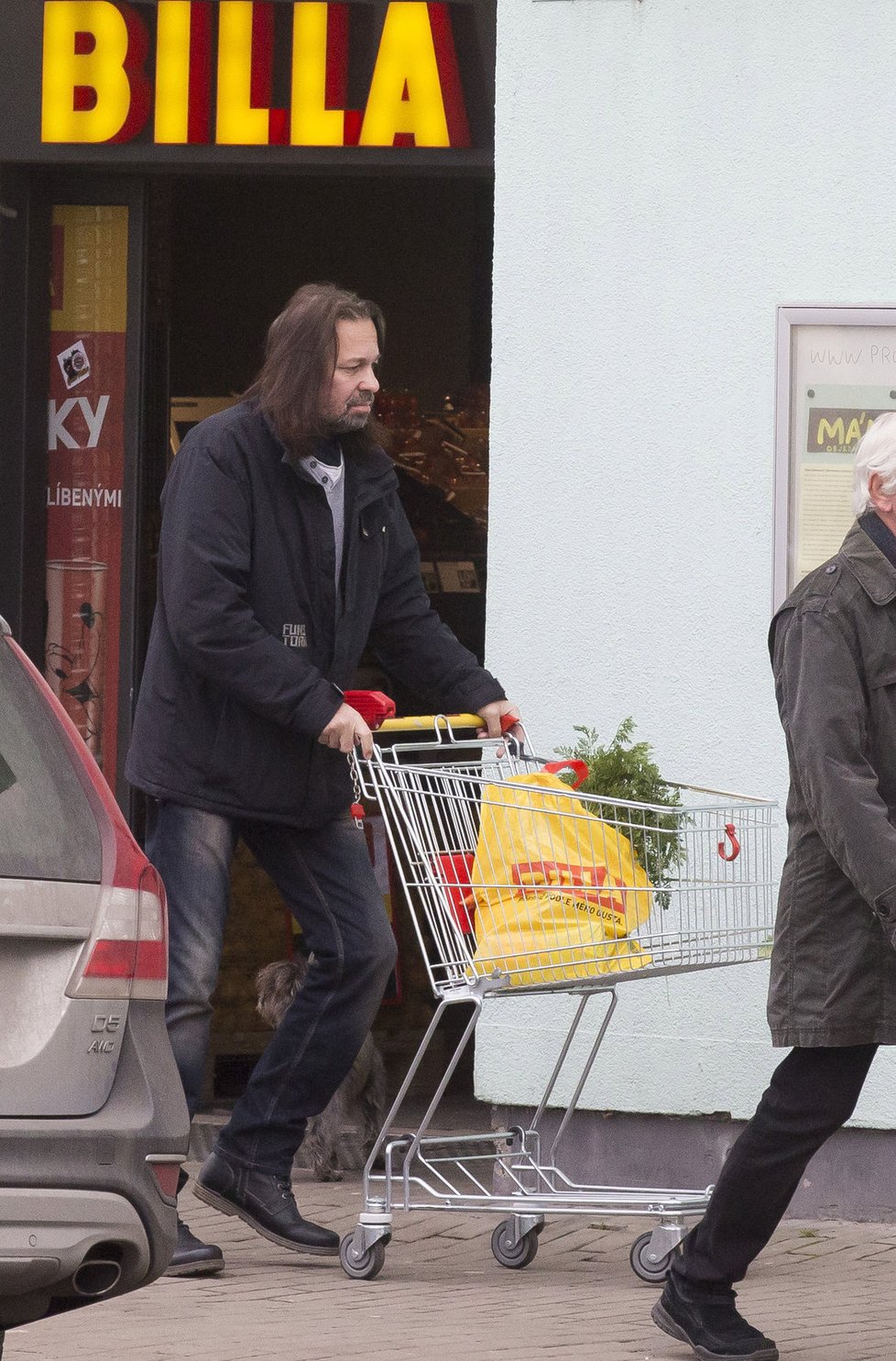 Jiří Pomeje při nákupu potravin pouhý den po propuštění z nemocnice.