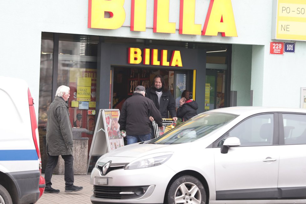 Jiří Pomeje se vydal nakupovat do potravin hned první den po propuštění z nemocnice.