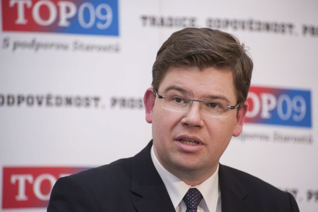 Proti europoslanci za TOP 09 Jiřímu Pospíšilovi by Zeman získal 57 procent.