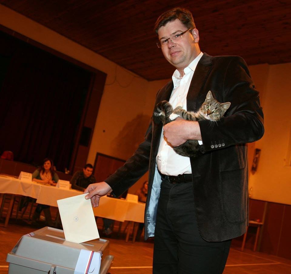 V roce 2013 odvolil Jiří Pospíšil s kočičkou v náručí.