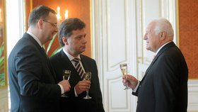 Slavnostní přípitek na Pražském Hradě: Premiér Nečas, ministr Blažek a prezident Klaus