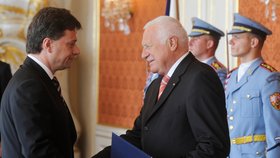 Prezident Václav Klaus přeje hodně štěstí novému ministru spravedlnosti Pavlu Blažkovi