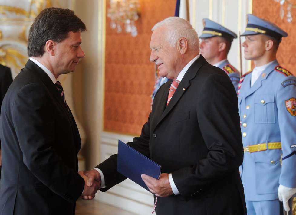Prezident Václav Klaus přeje hodně štěstí novému ministru spravedlnosti Pavlu Blažkovi