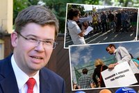 Demonstrace na podporu exministra Pospíšila: Liška zve lidi pod koně