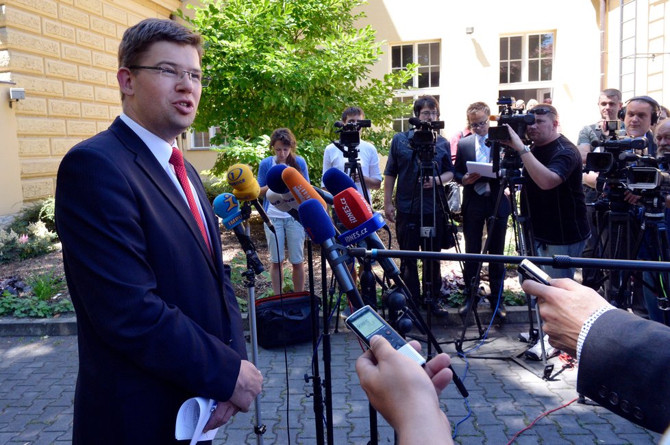 Nyní již bývalý ministr spravedlnosti Jiří Pospíšil se na brífinku s novináři vyjadřuje ke svému odvolání