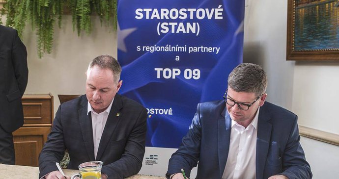 Jiří Pospíšil (vpravo, TOP 09) a Petr Gazdík (STAN) podepsali koaliční smlouvu ke společné kandidatuře v eurovolbách 2019